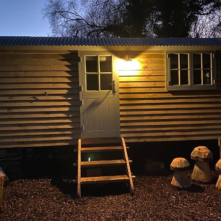 Chez Maurice Luxury Shepherds Hut With Bath And Hot Tub Kelling Zewnętrze zdjęcie