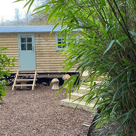 Chez Maurice Luxury Shepherds Hut With Bath And Hot Tub Kelling Zewnętrze zdjęcie