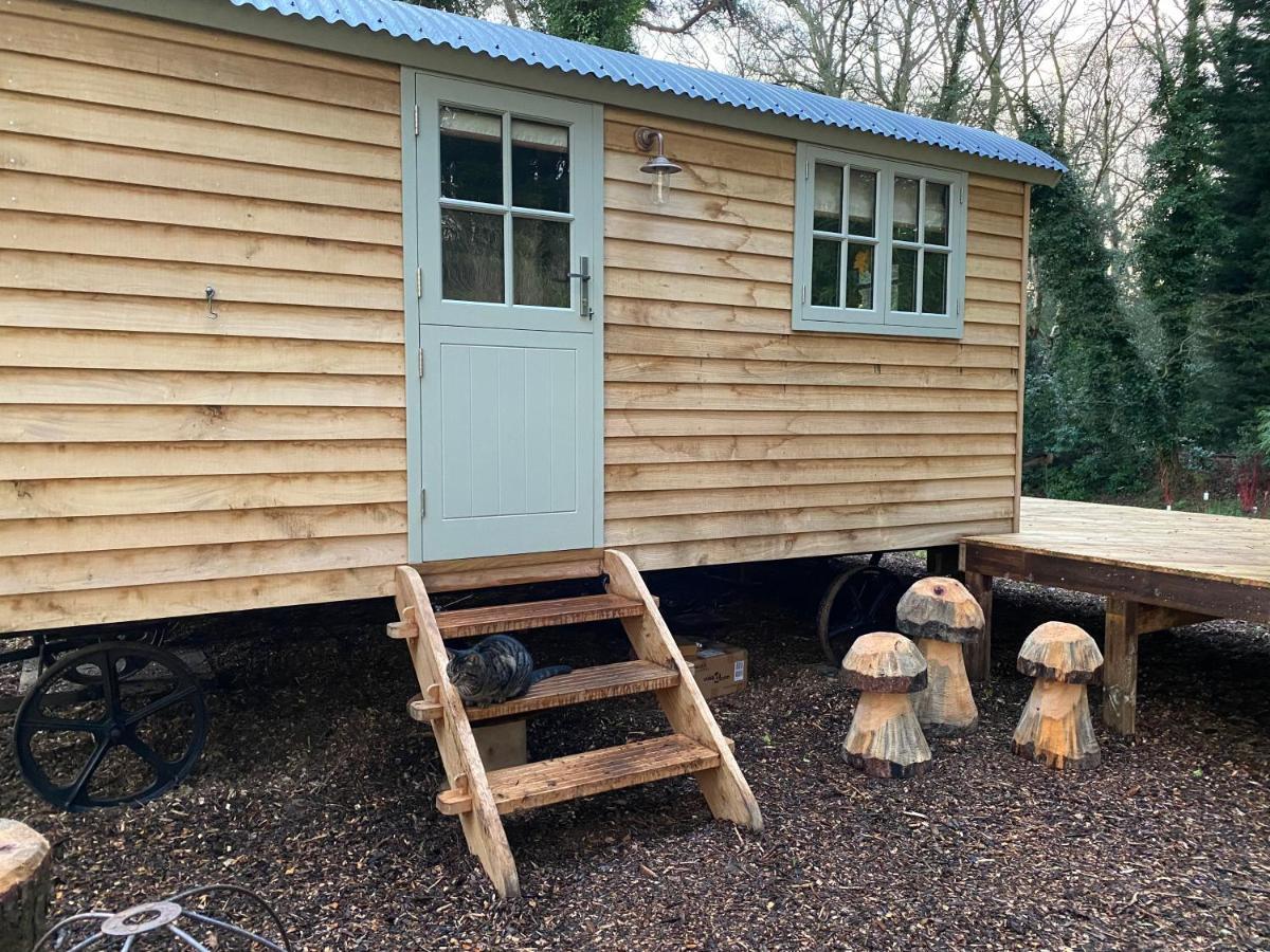 Chez Maurice Luxury Shepherds Hut With Bath And Hot Tub Kelling Zewnętrze zdjęcie
