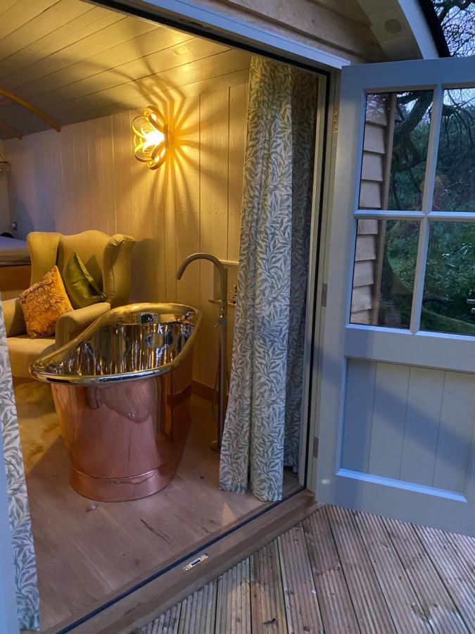 Chez Maurice Luxury Shepherds Hut With Bath And Hot Tub Kelling Zewnętrze zdjęcie