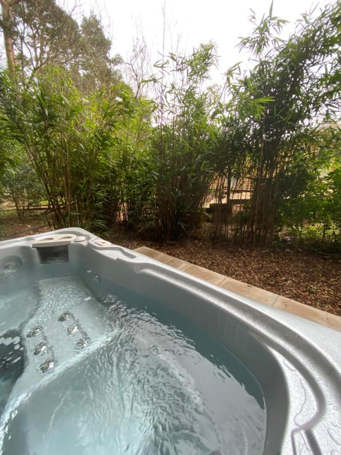 Chez Maurice Luxury Shepherds Hut With Bath And Hot Tub Kelling Zewnętrze zdjęcie