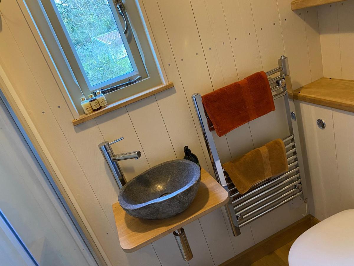 Chez Maurice Luxury Shepherds Hut With Bath And Hot Tub Kelling Zewnętrze zdjęcie