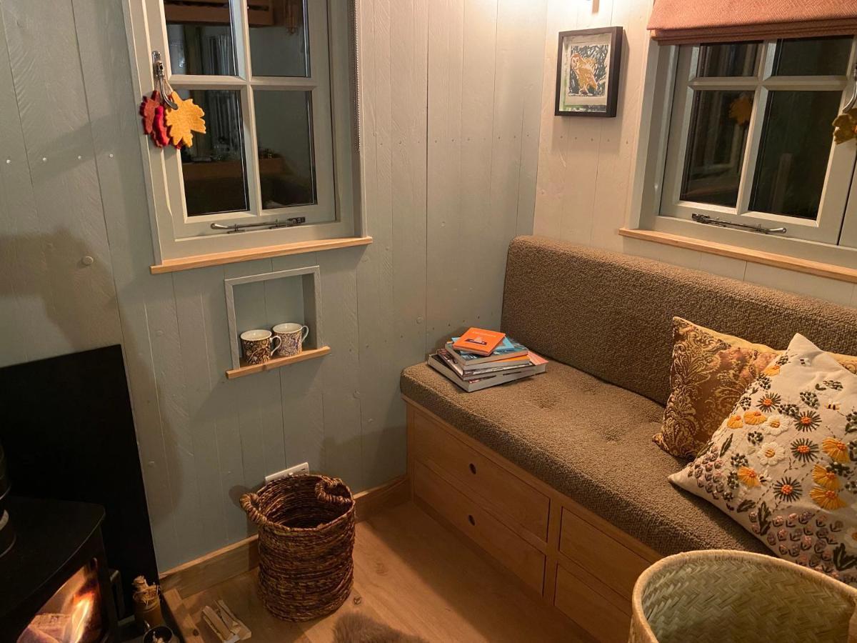 Chez Maurice Luxury Shepherds Hut With Bath And Hot Tub Kelling Zewnętrze zdjęcie